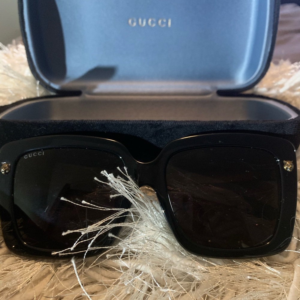Authentic Blk Gucci sunglasses